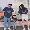 Yaz aile beş eşleştirme setleri karikatür zürafa t-shirt anne baba oğul kızı kıyafetler e009 210610
