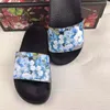 Hoge kwaliteit Stijlvolle slippers Mode Classics Slides Sandalen Designer Mens Dames Sandaal met Bloem Tiger Aardbei Printed Merk Strand Slipper