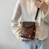 Bolsos de hombro Totes Totes Bolsas de remaches para mujeres 2021 Bolsos cuadrados para mujer Diseñador Hombro Messenger Bag Caja Forma Paquete Señoras Monedero de mano