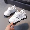 Młode dzieci Dzieci Buty Siatki Sneakers Dla Chłopców Dziewczyny Buty Sportowe Lekkie Oddychające Dzieci Przypadkowi Obuwie Walking G1025