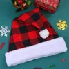 ベレー帽1pcレッドブラックのふわふわサンタハット格子縞の大人の子供クリスマスパーティーのための1サイズのキャップフェンスドレスアップ用品