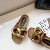 Тапочки 2021 Женщины Тапочка Мода Большая Золотая цепь Сандалии Обувь Женщина Круглый Ног Слова на Мулы Плоский Каблук Случайные скольжения Флайпы
