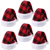 Berets 1pc Red Black Fluffy Santa Hat plaid adval اطفال قبعة مقاس واحد لعيد الميلاد موضوع سور الفستان اللوازم