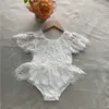 Baby Girls Dress Kläder Lace Broderi Romper Ruffles Onesie För Lovely Toddler Vit Dop 210529