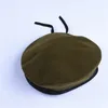 Män och kvinnor utomhus andningsbara rena ullbjörnar kepsar kepsar specialstyrkor soldater död squads militär träning camp hatt