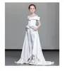 2022 Атласные комбинезоны Платья Конкурс для особых случаев Открытое плечо Плиссированный карманный брючный костюм Платье девушки цветка Свадьба