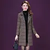 Plaid Woolen Coat Kvinnor Sutumn Vinter Mode Koreanskt Temperament Lapel Pocket Mid-Length Slim Jacka Kvinna LR1371 210531