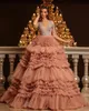 Damm rosa boll klänning quinceanera klänningar illusion spets topp prom klänningar tiered ruffles söt 15 maskerad klänning