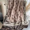 Sciarpa con ricami stampati da donna di grandi dimensioni Sciarpa con stampa invernale in seta Foulard Sciarpe a testa quadrata in raso Designer di lusso da donna