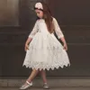 年の女の子のための白いガウンのドレス