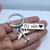 Anpassad Initial A-Z Letters Flygplan Nyckelring Drive Säker Fluga Säkerhet Keychain Par Män Boyfriend Flight Attendant Present Keyring G1019