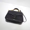 Spiegelkwaliteit Kleine damestas Crossbody-schouderavondtas met klepknop Vierkant 498110 Zachte visgraat gewatteerde leren achterkant V-vorm Modetas G13