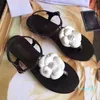 Luxurys Designers Women039s sandals in pelle brevetto a basso tallone comode scarpe estive romane in pizzo floreale4901769
