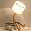 Arte nordica Lampada da tavolo a LED a forma di robot in legno Lampada da comodino moderna per soggiorno camera da letto Lampada da scrivania semplice per decorazioni da studio E14