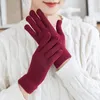 5本の指の手袋冬の女性は暖かいタッチスクリーンを保持します