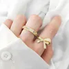 Delikat smycken Bow Heart Ring Populär design Högkvalitativ AAA Zircon Golden Plating Metal Ring för Girl Fine Tillbehör X0715