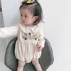 Koreaans geboren zomer baby meisjes romper baby borduurwerk witte bodysuits peter pan kraag katoenen kleding kleding 210615