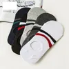 Gratis grootte All-match effen onzichtbare heren sokken lente zomer siliconen antislip katoenen sok slippers mannelijke 5pcs / lot