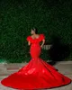 2021 Dark Red Luxury Arabiska Aso Ebi Sexiga Evening Klänningar Slitar Av Skulder Fjäder Mermaid Lång Kristall Beaded Bling Prom Gowns Plus Size Party Dress Chapel Train