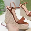 2021 Sommer Damen Plattform Luxus Designer Sandalen Knöchelwickelschuh Damen Party Heels Schuhe Weiches Leder Schnallenriemen Solide Slope Heel Sandale