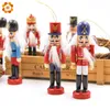 1 SET 12 cm Holz Nussknacker Puppe Zakka Kreative Desktop Dekoration Weihnachten Ornamente Zeichnung Walnüsse Soldaten Band Puppen 211019