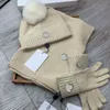 Vinter Designer Scarf Hat Handskar Klassisk kostym Curved Cashmere Beanie Cap Luxury Scarves Designers Män Sport Varma Ski Glovess Mössor