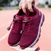 2021 Tasarımcı Koşu Ayakkabıları Kadınlar Için Gül Kırmızı Moda Bayan Eğitmenler Yüksek Kaliteli Açık Spor Sneakers Boyutu 36-41 QC