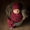 Noworodek Baby Płukanki Płótno Dziewczyny Chłopcy Swiaddle Koc z kapeluszem 2 sztuk Zestaw czerwonej siatki Plaid Wzór dla niemowląt Fotografia Rekwizyty BHB51