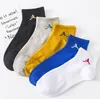 5 paires / emballage Chaussettes à mi-cuve pour hommes et femmes en automne et hiver respirant Sports décontractés à rayures antidérapantes