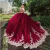 Glitter Burgundia Tulle Quinceanera Suknie 2022 Długi pociąg Frezowanie Krótkie Rękawy Keyhow Backless Gold Aplikacje Sweet 16 Party Dress