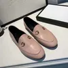Sapatos de barco de lazer de grife para homens e mulheres com almofadas de borracha emendadas na parte superior e sola em letras inglesas que podem ser usadas em banquetes formais profissionais