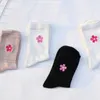 靴下靴下ピョウフライファッションブラックホワイト刺繍桜の花の女性高品質ソリッドカラーカジュアルコットン秋冬