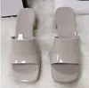 2021 Högkvalitativa kvinnor som skriver ut sandaler Tjockbotten Slippers Platform Alphabet Lady Sandal Lacke Läder Designer Mode skor med låda