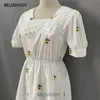 Sommar solrosor broderi bomullsklänning retro söt puff ärme spets kvadrat krage elegant vestidos vit chic midi 210520