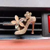 Accessoire de parfum de désodorisant de voiture avec des talons hauts ou une forme de cygne opération facile de désodorisant élégant mode Unique pour