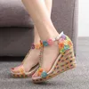 Crystal Queen Women Wedge Sandaler Vit Lace Blommor Tassel Bridal Fine High Heels Open Toe Summer Shoes Bridal Bröllop Skor Y0608