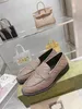 Sıradan Ayakkabı 22SS V Tuhaf Deri Loafers Moccasins Kadın Lüks Tasarımcıları Ayakkabı Klasik Slip-On Business Metal Düğmesi Deri Marka Oxfords Elbise