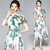 Sommar högkvalitativa klänningar för kvinnor Bow Tie Collar Kortärmad Vintage Rose Floral Print Midi Runway Dress Femme 210529