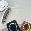 7.5X1CM 패션 아크릴 헤어 클립 새겨진 돌 편지 클래식 액세서리 선물 종이 카드 2C Barrettes hairpin