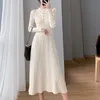 Solowoman Rahat Elbiseler Sonbahar Kış Zarif Beyaz Ince O-Boyun Uzun Kollu Örgü Elbise Kadın Siyah MIDI Uzunluk Kazak Vestido Kadınlar Bir Line Jumper
