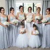 Country Sky Blue Blue Bridesmaid Платья подружки для свадьбы Шифон Кружева Аппликации Боковая Сплит Молния Назад Плюс Размер Горничная Человека