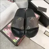 2023 Designer Men Mulheres sandálias de chinelos planos com caixa de flores correta Sapatos de bolsa de poeira PRIMAGEM SLIDE VERMELHO TAMANHO DE ARIMENTO 35-45 01