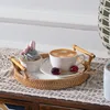 Depolama sepetleri yuvarlak rattan el dokuması sepet servis tepsi gıda kulplu kahvaltı için dokuma çanta içecek atıştırmalık kahve çayı