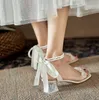 Fransa Chic Fildişi Şampanya Düğün Gelin Ayakkabıları Inciler 5 cm Düşük Şeffaf Tıknaz Topuk Yaz Kadın Sandalet ile Kurdele Kravat AL9503