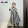 Qooth Rétro Plaid Col En V À Manches À Volants Pull Robe Femmes D'été Style Robe Lâche Causal À Manches Courtes Robe QT704 210518