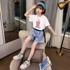 Set di abbigliamento estivo per bambina per bambini T-shirt con stampa di tè al latte carino e pantaloncini di jeans T-shirt bianca a maniche corte in due pezzi di moda 210622