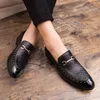 Chinelos Sapatos de moda de cavalheiros para homens personalidade formal festa de festa luxuoso estilo de couro casual de alta qualidade