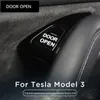 8 adet / takım Pencere İstemi Aydınlık Sticker Kiti Araba Kapı Açık Çıkış Sticker Çıkartması Tesla Model 3 Için İç Dekorasyon Çıkartmalar