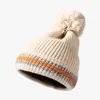 비니 / 두개골 모자 패션 따뜻한 니트 여성 모자 여성을위한 스트라이프 겨울 모자 핑크 모피 pompom 비니 두꺼운 skullies 모자 가짜 pom
