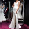 Seksowne suknie wieczorowe Spaghetti V-Neck Custom Made Aplikacja Race Feather Sweep Długość Prom Dress Robe de Mariée